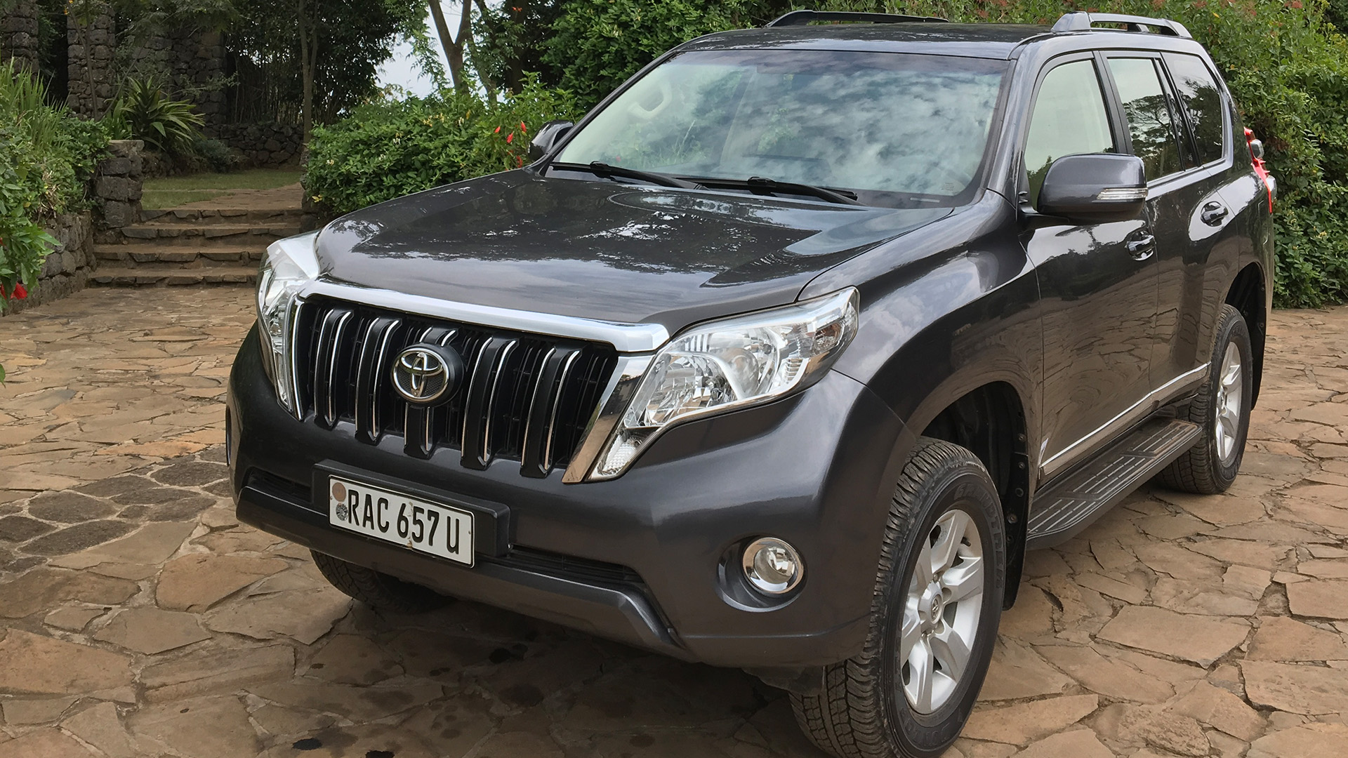 Hire best Toyota Landcruiser V8 with Fast Rwanda Car Rental